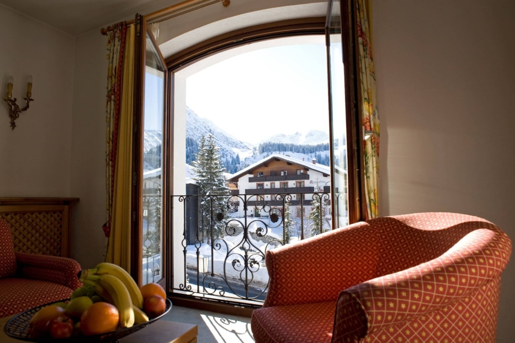 Heller Sitzbereich mit Panoramablick auf die verschneiten Alpen