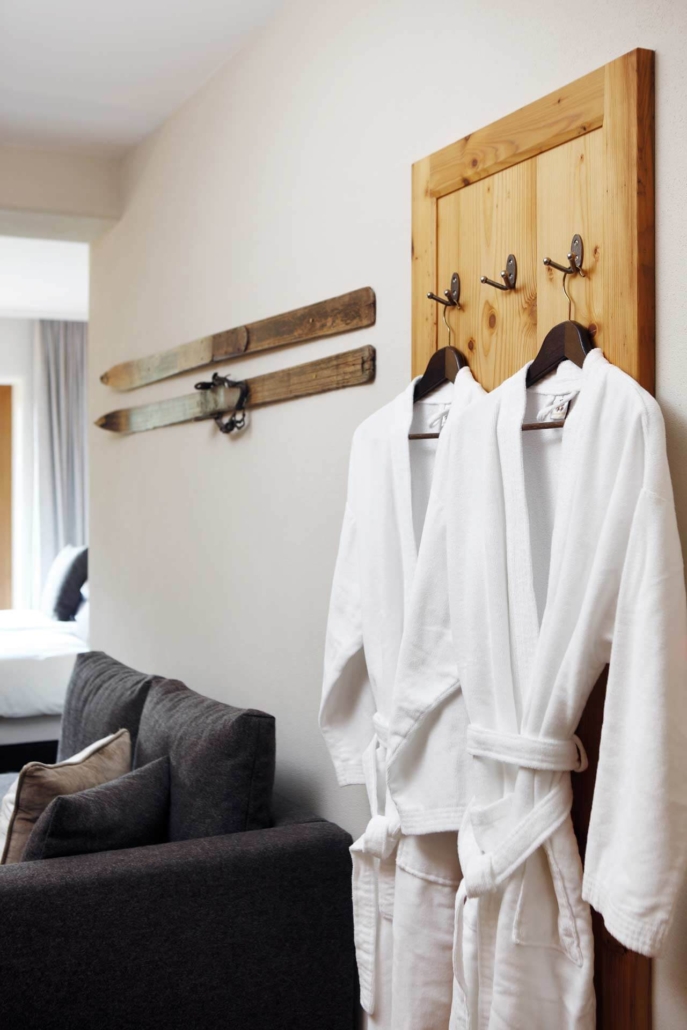 Warme Holzelemente und weiche Bademäntel – im Hotel Theodul in Lech trifft alpine Gemütlichkeit auf modernen Komfort.