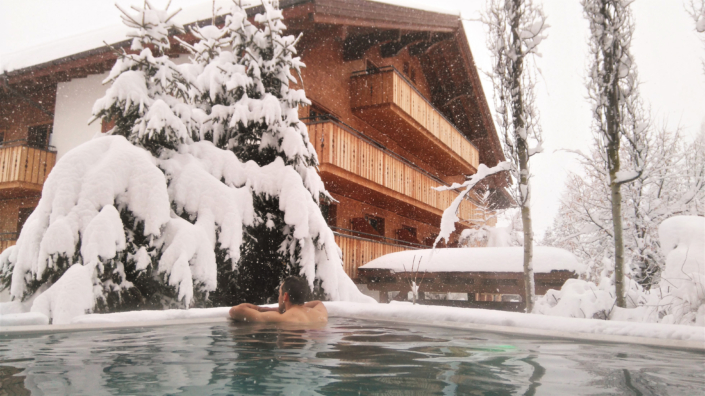 Pool im Winter Winterzauber und Wohlgefühl – Entspannung im warmen Außenpool mit Blick auf das verschneite Lech