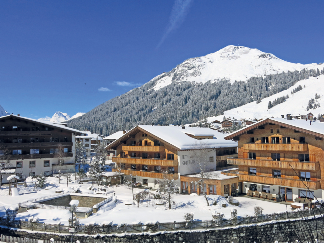 Winterfasade Winterzauber im Hotel Gotthard – Sonne, Schnee und der Blick auf die majestätischen Berge von Lech.